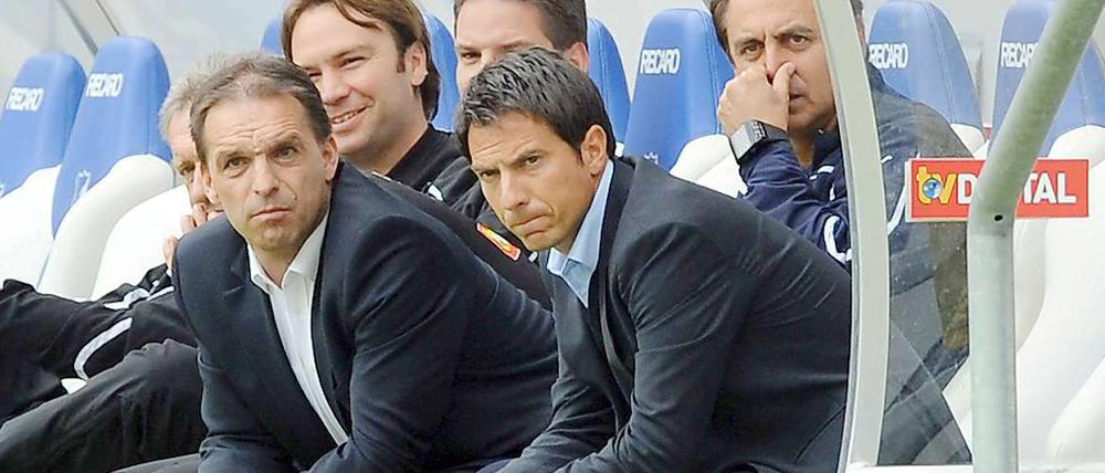 So sehen Sieger aus: Manager Ernst Tanner (2. v. r.) und Trainer Marco Pezzaiuoli lieferten sich unter der Woche nacheinander ein bizarres Schauspiel. Am Samstag saßen sie nebeneinander auf der Bank und sahen den 1:0-Sieg gegen Frankfurt.