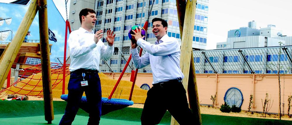 Zweitjob Familie. Sven Poßner (links) und Björn Volckmann gehören zur statistischen Berliner Väter- Elite – und zu ihrem mageren Durchschnitt mit nicht mehr als zwei Monaten Elternzeit.