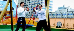 Zweitjob Familie. Sven Poßner (links) und Björn Volckmann gehören zur statistischen Berliner Väter- Elite – und zu ihrem mageren Durchschnitt mit nicht mehr als zwei Monaten Elternzeit. 