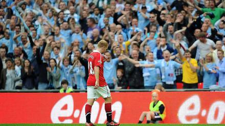 Himmelblauer Jubel: Paul Scholes sieht rot. Die City-Fans freut's.