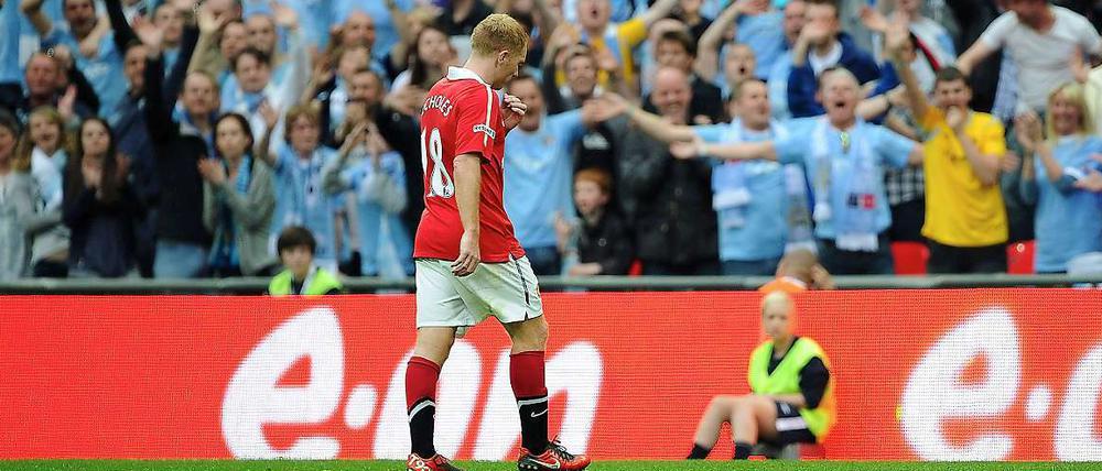 Himmelblauer Jubel: Paul Scholes sieht rot. Die City-Fans freut's. 