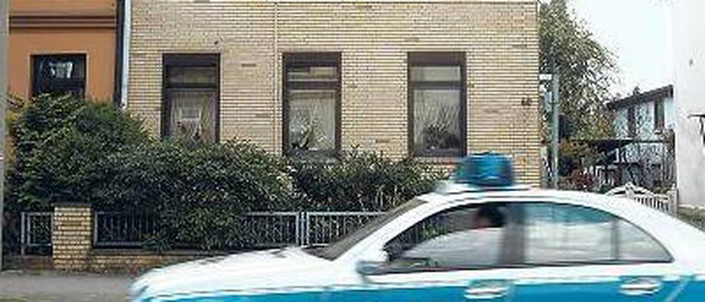 Ein Polizeiwagen steht vor dem Haus in Hamburg-Harburg.