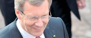 Begegnung mit dem Volk. Bundespräsident Wulff, hier bei den Einheitsfeiern 2010 in Bremen, will die Politikverdrossenheit vieler Bürger aufbrechen.