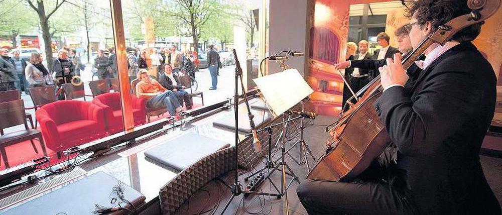 Im Schaufenster. Auch den Passanten Unter den Linden wurde von Musikern der Komischen Oper Klassisches geboten – per Lautsprecher nach draußen übertragen.