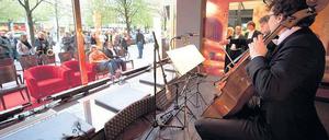 Im Schaufenster. Auch den Passanten Unter den Linden wurde von Musikern der Komischen Oper Klassisches geboten – per Lautsprecher nach draußen übertragen.