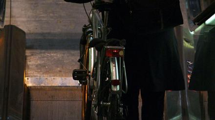 Pendler haben es schwer, wenn sie mit dem Fahrrad unterwegs sind. Am Potsdamer Platz gibt es wenigstens Rolltreppen.