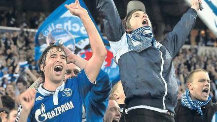 Der Señor macht Party. Raúl im Kreis Schalker Fans. Foto: AFP