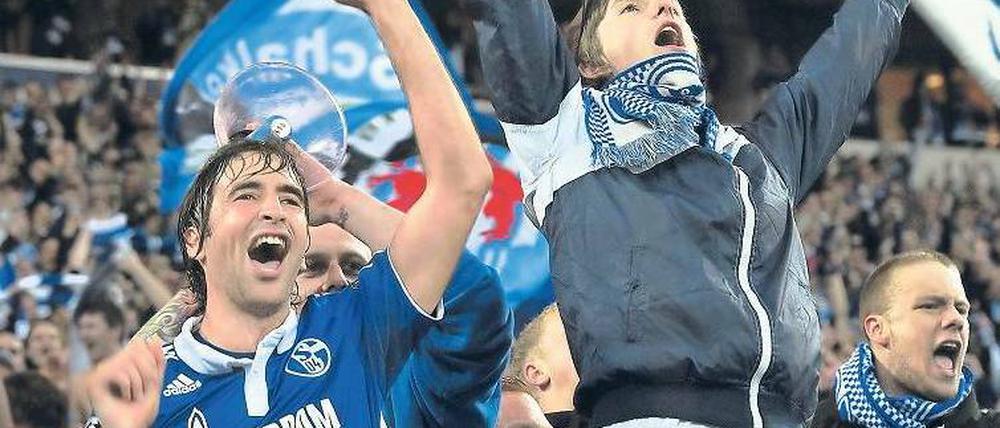 Der Señor macht Party. Raúl im Kreis Schalker Fans. Foto: AFP