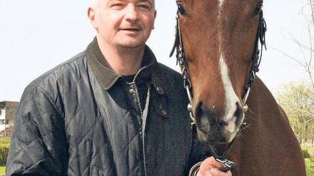 Gut gelaunt in Hoppegarten. Trainer Hardy Hötger freut sich mit Desert Devil auf eine große Zukunft. Foto: Imago