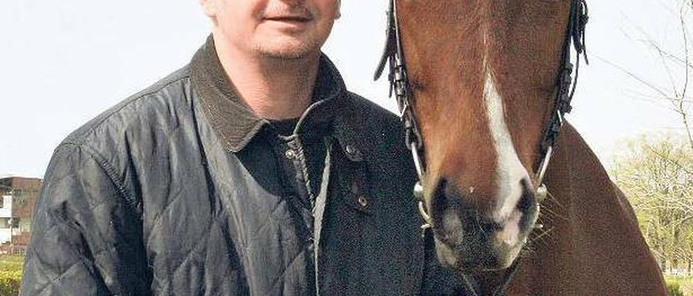 Gut gelaunt in Hoppegarten. Trainer Hardy Hötger freut sich mit Desert Devil auf eine große Zukunft. Foto: Imago