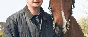 Gut gelaunt in Hoppegarten. Trainer Hardy Hötger freut sich mit Desert Devil auf eine große Zukunft. Foto: Imago