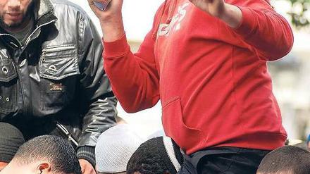 Lautstark. Noch immer finden jede Woche irgendwo Demonstrationen statt. Auch die Islamisten kämpfen wie hier auf dem Foto nun offen für ihre Interessen. 