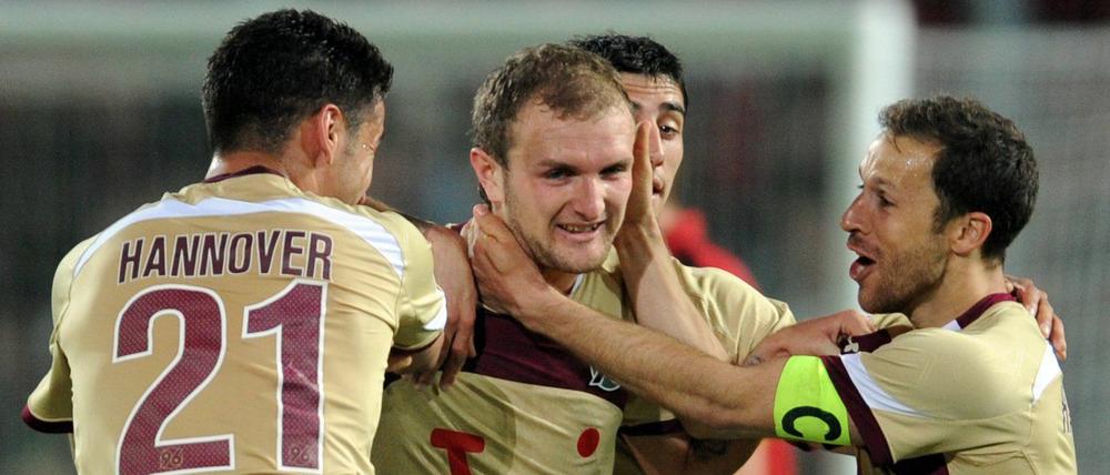 Karim Haggui, Konstantin Rausch, Mohammed Abdellaoue und Steven Cherundolo (l-r) bejubeln das 3:0 für Hannover.