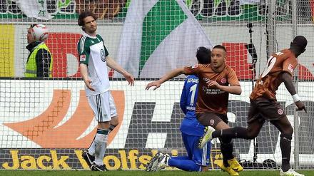 Da hoffen sie noch: Paulis Deniz Naki (2. v. r.) trifft zum 1:1 für die Hamburger. Nur der allwissende Wolfsburger Arne Friedrich sieht schon, dass bei diesem Spiel nicht viel herum kommt.