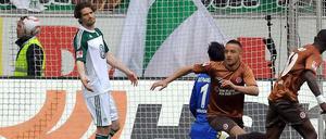 Da hoffen sie noch: Paulis Deniz Naki (2. v. r.) trifft zum 1:1 für die Hamburger. Nur der allwissende Wolfsburger Arne Friedrich sieht schon, dass bei diesem Spiel nicht viel herum kommt.