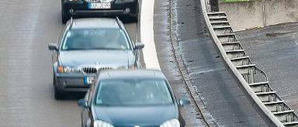 Nur eine Spur. Eng wird es auf der Avus, wo zwischen Hüttenweg und Spanischer Allee am Mittelstreifen gebaut wird. Foto: dapd