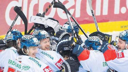 Hoch die Kellen. Die Eisbären Berlin feiern nach dem 3:1-Sieg in Düsseldorf den Einzug ins Finale. Foto: dpa