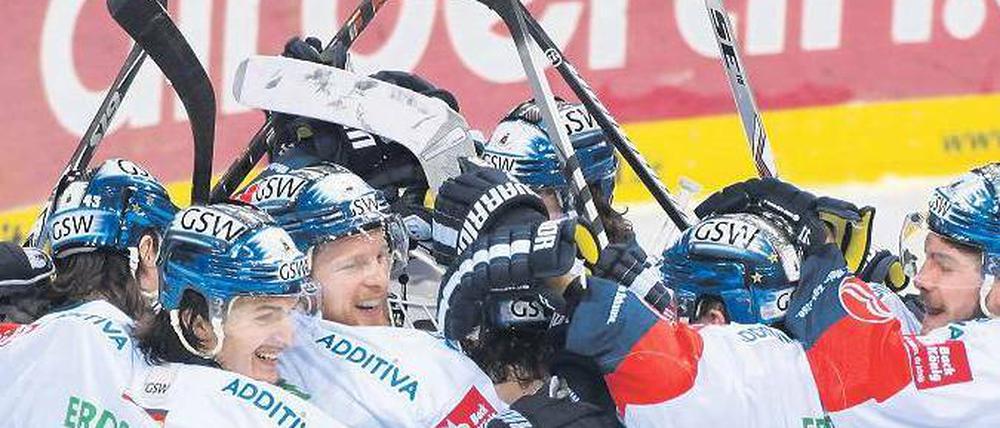 Hoch die Kellen. Die Eisbären Berlin feiern nach dem 3:1-Sieg in Düsseldorf den Einzug ins Finale. Foto: dpa