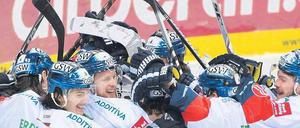 Hoch die Kellen. Die Eisbären Berlin feiern nach dem 3:1-Sieg in Düsseldorf den Einzug ins Finale. Foto: dpa