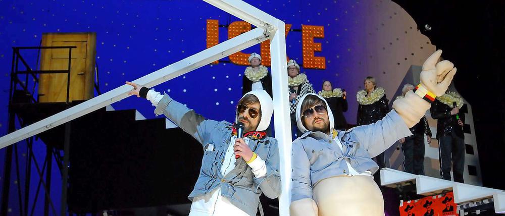 Icke und Dicke. Das Rapperpaar mit Mikro und Fatsuit auf der großen Bühne.