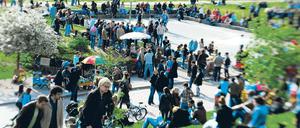 Betreten geboten. In den vergangenen zwei Jahren habe sich der Park verändert, findet Filmemacher Karsten. Mittlerweile habe die „trendige, szenebewusste Jugendkultur“ auf dem Grünstreifen Einzug gehalten. Auf dem großen Hügel sitzen hunderte Erholungswillige in der Sonne, auf der Betonfläche wird Basketball gespielt. 