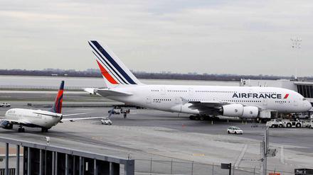 Goliath gegen David - am New Yorker Flughafen JFK wurde klar, dass dieses Duell nicht immer wie in der biblischen Vorlage ausgeht. Das Großraumflugzeug A380 streifte die kleine Bombardier, die sich daraufhin um sich selbst drehte.