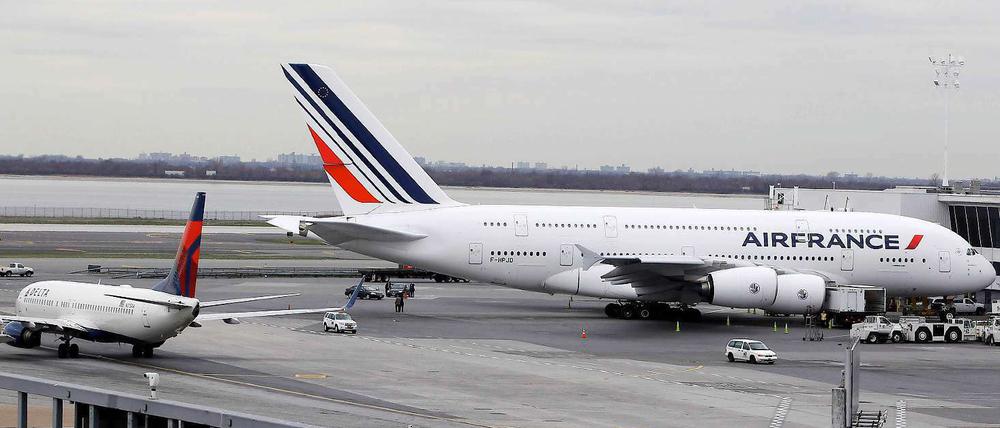 Goliath gegen David - am New Yorker Flughafen JFK wurde klar, dass dieses Duell nicht immer wie in der biblischen Vorlage ausgeht. Das Großraumflugzeug A380 streifte die kleine Bombardier, die sich daraufhin um sich selbst drehte.