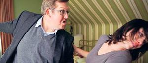 Kontrollverlust. Thomas Schäfer (Dietmar Bär) schlägt seine Frau Viola (Inka Friedrich). Foto: WDR