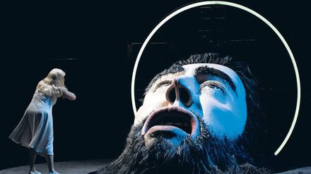 Schlund des Himmels. Emily Magee als Salome und der Kopf des Propheten Jochanaan. Foto: Osterfestspiele Salzburg/Forster/dapd