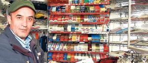 Gesichter vom Kurfürstendamm. Serpil Albayrak in seinem Kiosk.