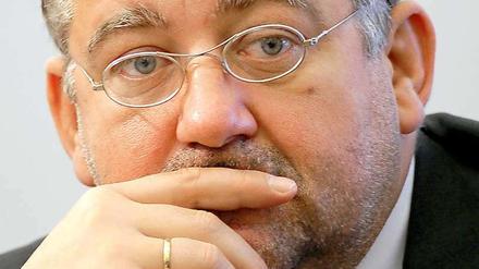 Der brandenburgische Innenminister Rainer Speer trat im September zurück, nachdem die Unterhaltsaffäre bekannt geworden war.