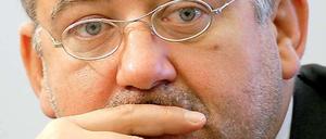 Der brandenburgische Innenminister Rainer Speer trat im September zurück, nachdem die Unterhaltsaffäre bekannt geworden war.