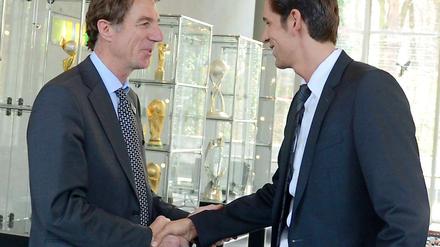 Noch mal mit einem blauen Auge davon gekommen. St. Paulis Sportdirektor Helmut Schulte (l.) vor der Verhandlung beim DFB-Sportgericht mit Schiedsrichter Deniz Aytekin, der das Bundesligaspiel gegen Schalke am 1. April abgebrochen hatte.