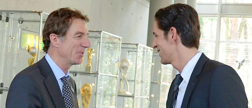 Noch mal mit einem blauen Auge davon gekommen. St. Paulis Sportdirektor Helmut Schulte (l.) vor der Verhandlung beim DFB-Sportgericht mit Schiedsrichter Deniz Aytekin, der das Bundesligaspiel gegen Schalke am 1. April abgebrochen hatte.