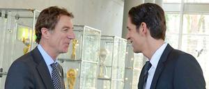 Noch mal mit einem blauen Auge davon gekommen. St. Paulis Sportdirektor Helmut Schulte (l.) vor der Verhandlung beim DFB-Sportgericht mit Schiedsrichter Deniz Aytekin, der das Bundesligaspiel gegen Schalke am 1. April abgebrochen hatte.