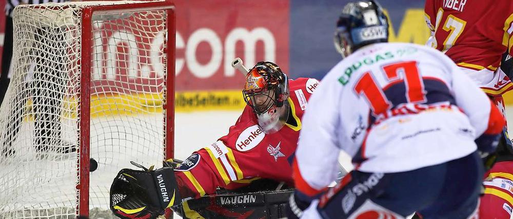 Derrick Walser macht mit seinem Tor zum 3:1 alles klar für die Eisbären.