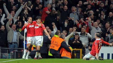 Manchesters Ji-sung Park (Bildmitte) wird nach seinem vorentscheidenden Tor zum 2:1 gegen Chelsea von Javier Hernandez und Wayne Rooney (r.) gefeiert.