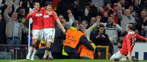 Manchesters Ji-sung Park (Bildmitte) wird nach seinem vorentscheidenden Tor zum 2:1 gegen Chelsea von Javier Hernandez und Wayne Rooney (r.) gefeiert.