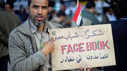 Können Social Media eine Revolution entscheiden? Dieser Demonstrant in Kairo meint "Ja", bei der "re:publica" ist die Frage umstritten. 