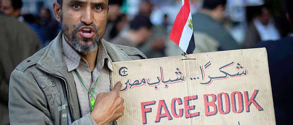 Können Social Media eine Revolution entscheiden? Dieser Demonstrant in Kairo meint "Ja", bei der "re:publica" ist die Frage umstritten.