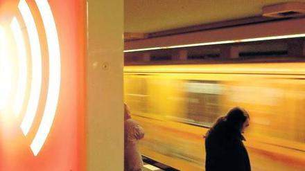 Alarmknopf in der U-Bahn. Bald könnten Polizisten die Sicherheit erhöhen.