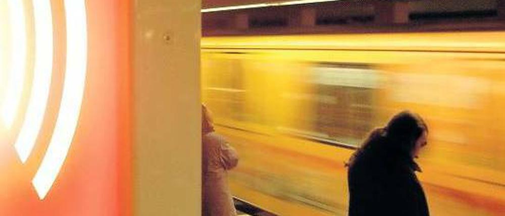 Alarmknopf in der U-Bahn. Bald könnten Polizisten die Sicherheit erhöhen.