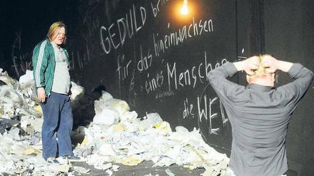 Könige des Mülls. Nis-Momme Stockmann lässt Christoph Franken (links) und Werner Wölbern zwischen Katzenleichen und Seniorenwindeln wühlen. Foto: Joachim Fieguth