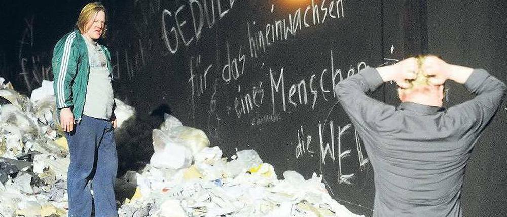 Könige des Mülls. Nis-Momme Stockmann lässt Christoph Franken (links) und Werner Wölbern zwischen Katzenleichen und Seniorenwindeln wühlen. Foto: Joachim Fieguth