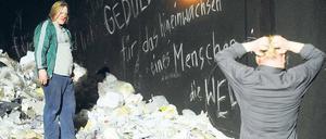 Könige des Mülls. Nis-Momme Stockmann lässt Christoph Franken (links) und Werner Wölbern zwischen Katzenleichen und Seniorenwindeln wühlen. Foto: Joachim Fieguth