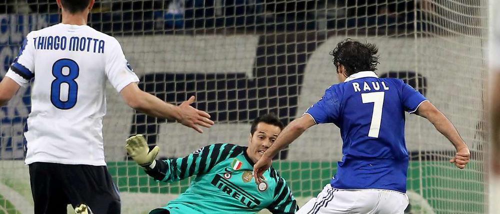 Raul beruhigte mit seinem Tor zum 1:0 auch die letzten Zweifler am Schalker Weiterkommen.