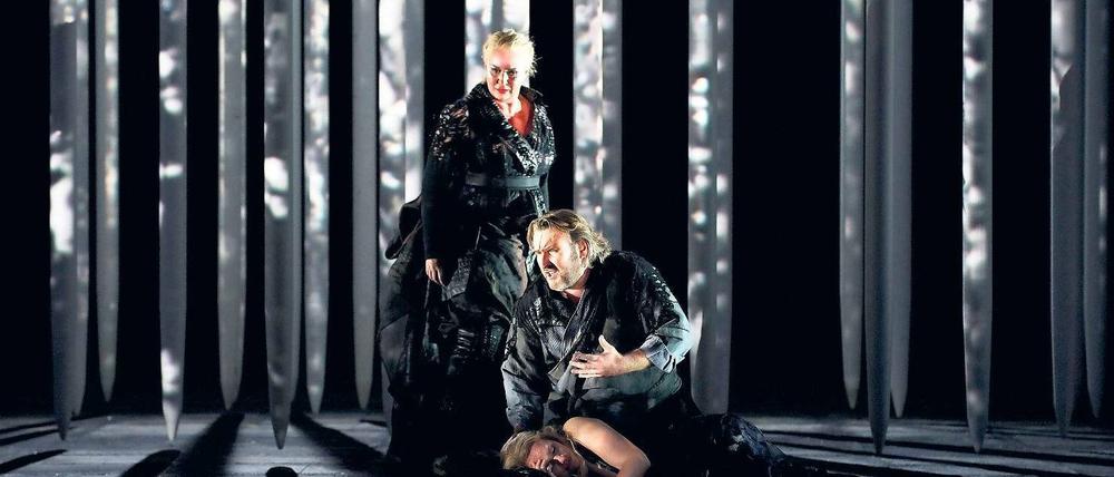 Im Nadelwald. Iréne Theorin (Brünnhilde), Anja Kampe (Sieglinde) und Simon O’Neill (Siegmund).