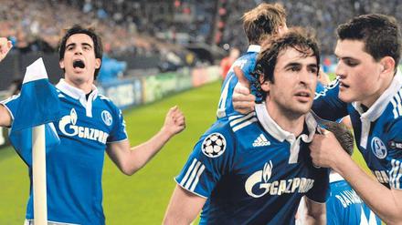 Komm her, du Königlicher! Kyriakos Papadopoulos (rechts) feiert Raúl, der das 1:0 gegen Inter erzielte und das 2:1 vorbereite. José Manuel Jurado (links) feiert allein. Foto: dapd