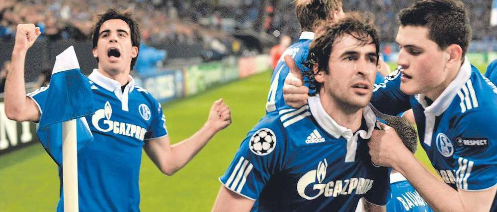 Komm her, du Königlicher! Kyriakos Papadopoulos (rechts) feiert Raúl, der das 1:0 gegen Inter erzielte und das 2:1 vorbereite. José Manuel Jurado (links) feiert allein. Foto: dapd