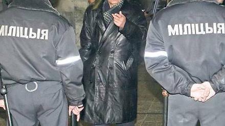 Dissens verboten. Polizei blockiert vor einer Kundgebung der Opposition in Minsk zum Unabhängigkeitstag im März einen U-Bahn-Eingang.